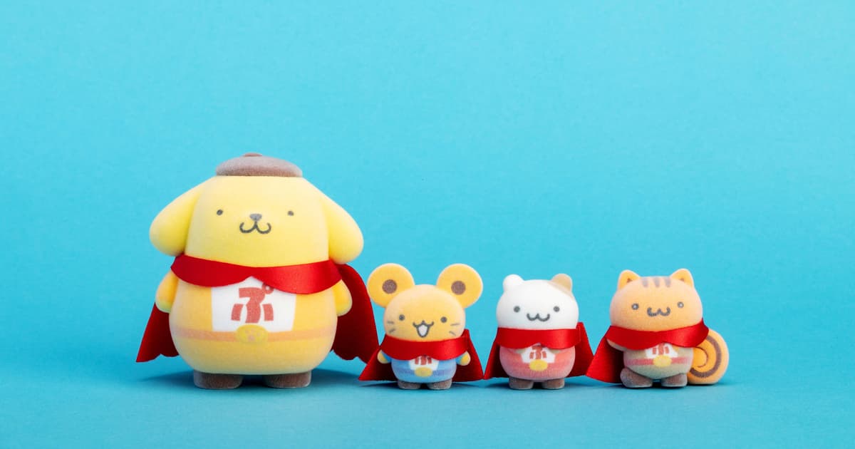 ポムポムプリン　レトロ　マスコット　5色 ポムポムプリン30周年、仲間3人とヒーローに。「ポムポムヒーロー