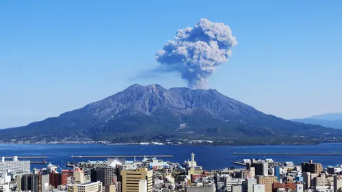 爆発的すぎる観光地──桜島、火山と生きる島へ。
