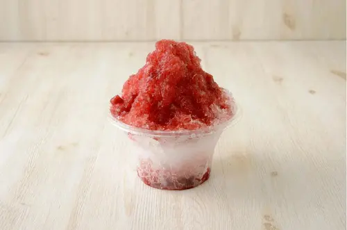 ナチュラルローソン限定「雪ふわかき氷 贅沢いちご」が美味すぎる件。ふわっふわの氷に果肉いちご、これは夏のご褒美