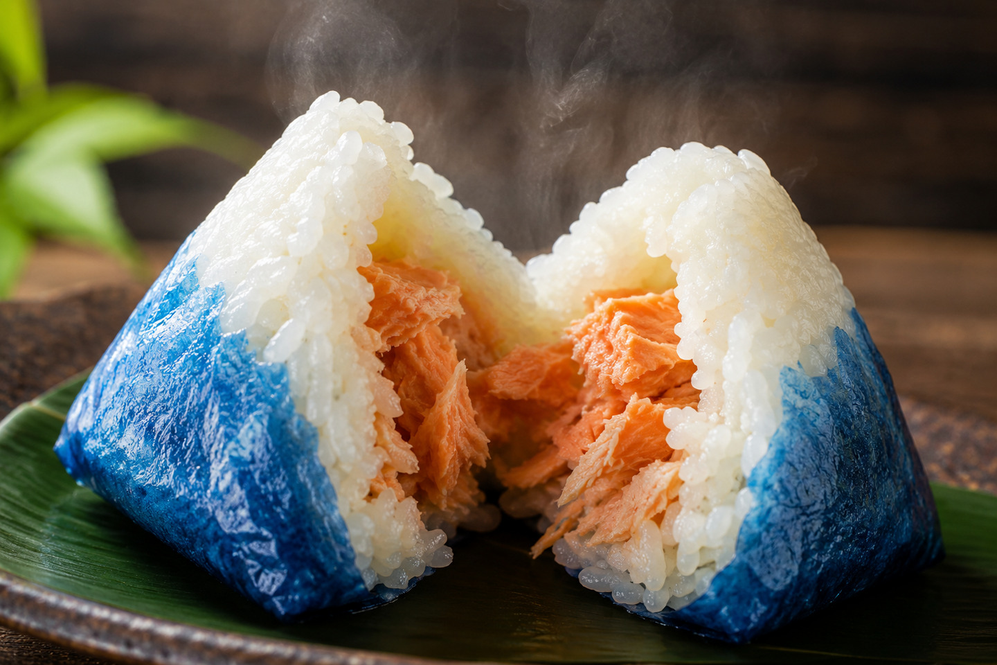 おむすび　　（プロフご一読願います） 秦野「おむすびコロ鈴」のおむすびが追加料金なしで青い富士山に