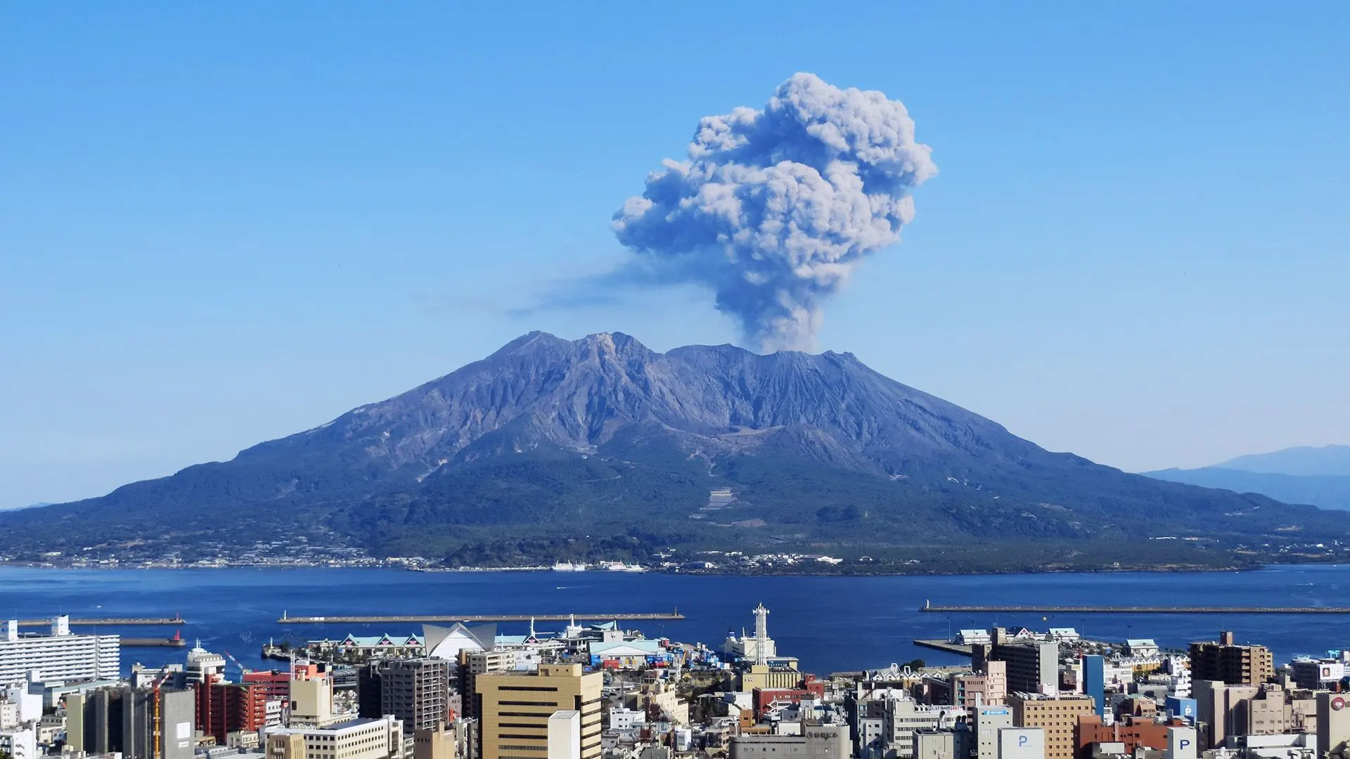 爆発的すぎる観光地──桜島、火山と生きる島へ。