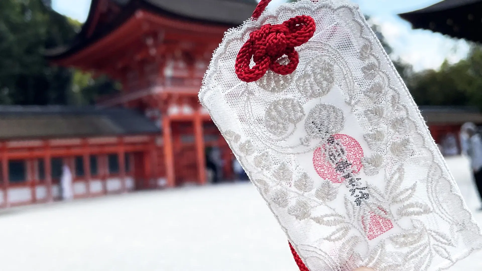 Hati-Hati Saat Berdoa!? 6 Omamori dan Omikuji Unik dari Kuil-Kuil di Jepang